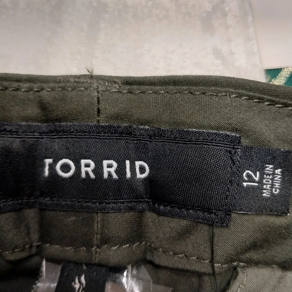 Torrid NWT Women's Belted Sateen 5" Cuffed Shorts Sz 12 Green Stretchy Mid-Rise - Picture 2 of 10